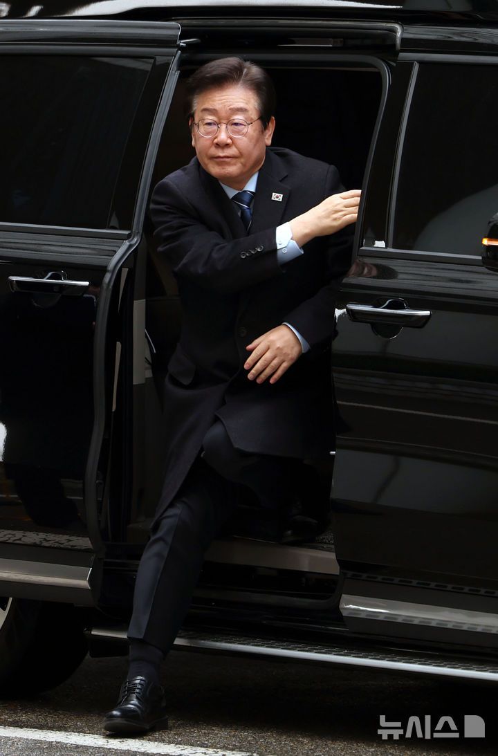 [서울=뉴시스] 홍효식 기자 = 이재명 더불어민주당 대표가 14일 서울 서초구 서울중앙지방법원에서 열린 대장동 배임 및 성남FC 뇌물 의혹 63차 공판에 출석하고 있다. 2025.01.14. yesphoto@newsis.com