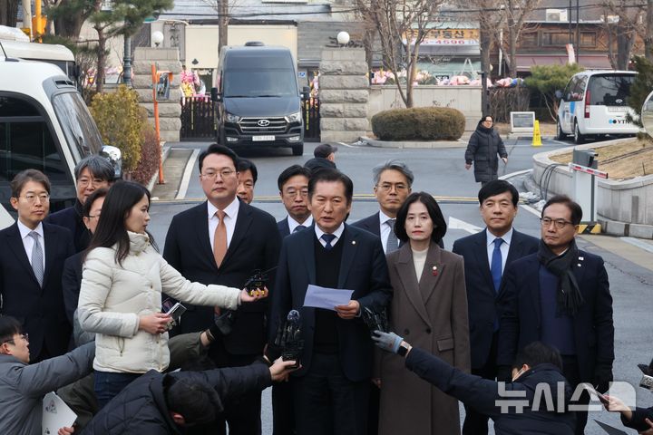 [서울=뉴시스] 황준선 기자 = 윤석열 대통령의 탄핵심판 첫 변론기일인 14일 오후 정청래 단장 등 탄핵소추단이 서울 종로구 헌법재판소에서 발언하고 있다. (공동취재) 2025.01.14. photo@newsis.com