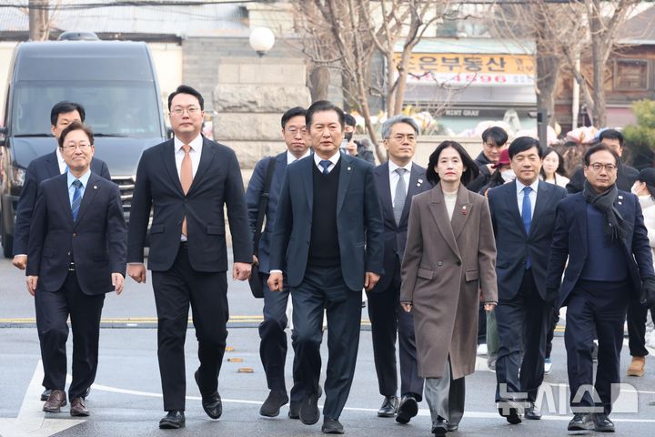 [서울=뉴시스] 황준선 기자 = 윤석열 대통령의 탄핵심판 첫 변론기일인 14일 오후 정청래 단장 등 탄핵소추단이 서울 종로구 헌법재판소에 출석하고 있다. (공동취재) 2025.01.14. photo@newsis.com