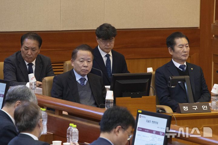 [서울=뉴시스] 황준선 기자 = 윤석열 대통령 탄핵심판 사건의 첫 변론기일인 14일 오후 서울 종로구 헌법재판소 대심판정에서 국회 측 탄핵소추대리인단의 공동대표인 김이수 변호사가 자리에 앉은 가운데 정청래(오른쪽) 국회 탄핵소추단장이 변론 시작을 기다리고 있다. (공동취재) 2025.01.14. photo@newsis.com