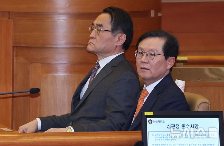 [서울=뉴시스] 황준선 기자 = 윤석열 대통령의 탄핵심판 첫 변론기일인 14일 오후 윤 대통령 측의 변호인인 윤갑근(오른쪽), 배보윤 변호사가  서울 종로구 헌법재판소 심판정에 착석해 있다. (공동취재) 2025.01.14. photo@newsis.com