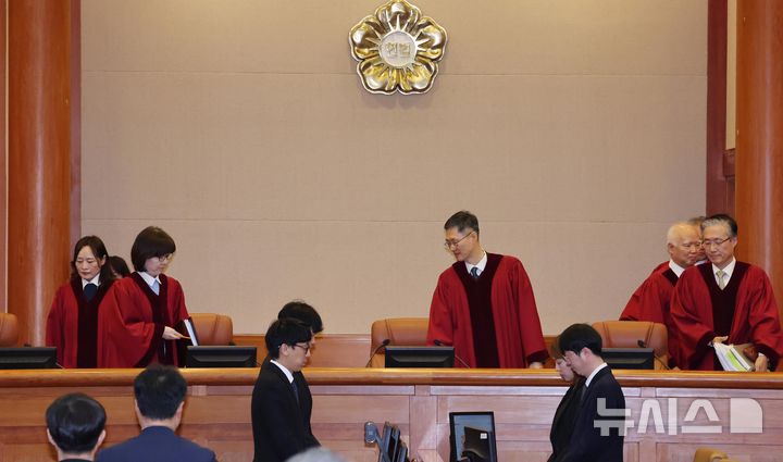 [서울=뉴시스] 황준선 기자 = 윤석열 대통령 탄핵 심판의 첫 변론기일인 14일 오후 서울 종로구 헌법재판소에서 재판관들이 심판정에 앉고 있다. (공동취재) 2025.01.14. photo@newsis.com