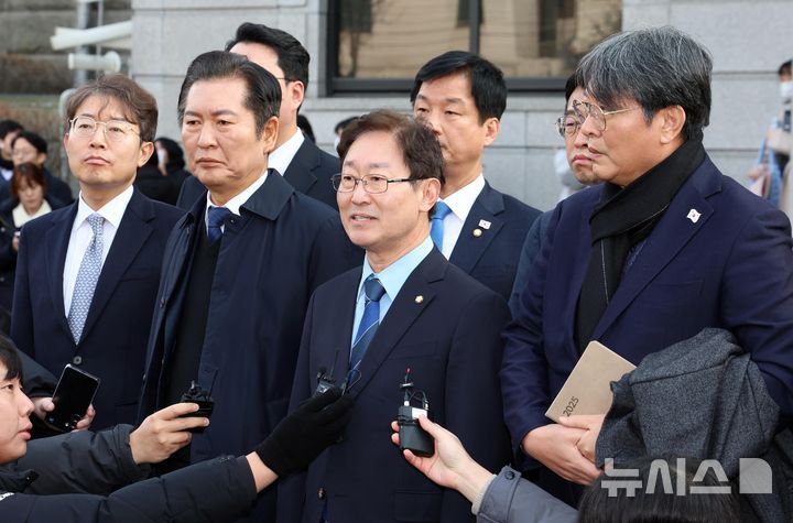 [서울=뉴시스] 황준선 기자 = 윤석열 대통령의 탄핵심판 첫 변론기일인 14일 오후 정청래 단장 등 탄핵소추단이 서울 종로구 헌법재판소에서 변론을 마치고 취재진 질문에 답변하고 있다. (공동취재) 2025.01.14. photo@newsis.com