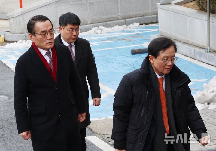 [서울=뉴시스] 황준선 기자 = 윤석열 대통령의 탄핵심판 첫 변론기일인 14일 오후 윤갑근 윤 대통령 변호인 등이 서울 종로구 헌법재판소에서 열린 변론에 출석하고 있다. (공동취재) 2025.01.14. photo@newsis.com