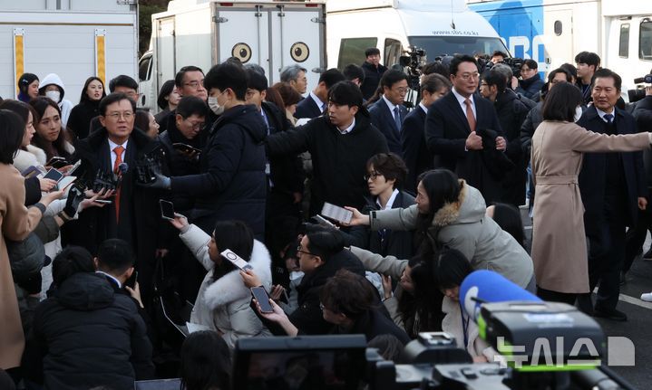 [서울=뉴시스] 황준선 기자 = 윤석열 대통령의 탄핵심판 첫 변론기일인 14일 오후 정청래 탄핵소추단장(오른쪽)이 서울 종로구 헌법재판소 심판정을 나서면서 윤 대통령의 법률대리인인 윤갑근 변호사를 쳐다보고 있다. (공동취재) 2025.01.14. photo@newsis.com
