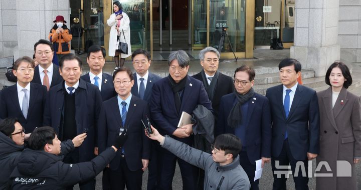 [서울=뉴시스] 황준선 기자 = 14일 오후 정청래 단장 등 탄핵소추단이 윤석열 대통령의 탄핵심판 첫 변론기일을 마치고 서울 종로구 헌법재판소 심판정을 나서면서 취재진 질문에 답변하고 있다. (공동취재) 2025.01.14. photo@newsis.com