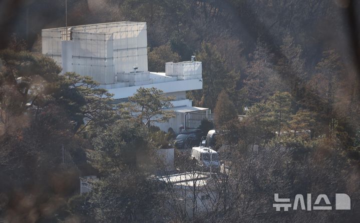 [서울=뉴시스] 김선웅 기자 = 고위공직자범죄수사처(공수처)와 경찰이 윤석열 대통령에 대한 2차 체포영장을 집행한 15일 윤 대통령 등이 탑승한 것으로 추정된 차량이 서울 용산구 한남동 관저를 나서고 있다. 2025.01.15. mangusta@newsis.com