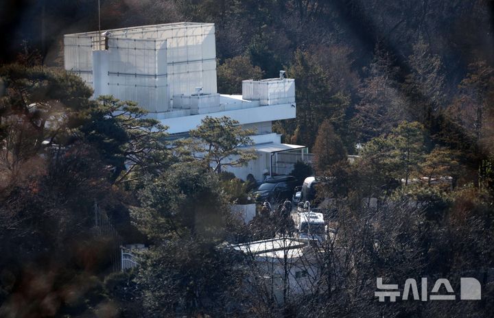 [서울=뉴시스] 김선웅 기자 = 고위공직자범죄수사처(공수처)와 경찰이 윤석열 대통령에 대한 2차 체포영장을 집행한 15일 윤 대통령 등이 탑승한 것으로 추정된 차량이 서울 용산구 한남동 관저를 나서고 있다. 2025.01.15. mangusta@newsis.com
