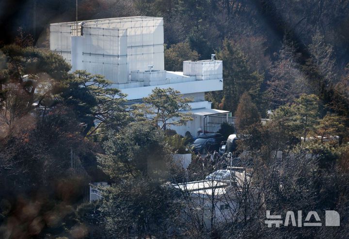 [서울=뉴시스] 김선웅 기자 = 고위공직자범죄수사처(공수처)와 경찰이 윤석열 대통령에 대한 2차 체포영장을 집행한 15일 윤 대통령 등이 탑승한 것으로 추정된 차량이 서울 용산구 한남동 관저를 나서고 있다. 2025.01.15. mangusta@newsis.com