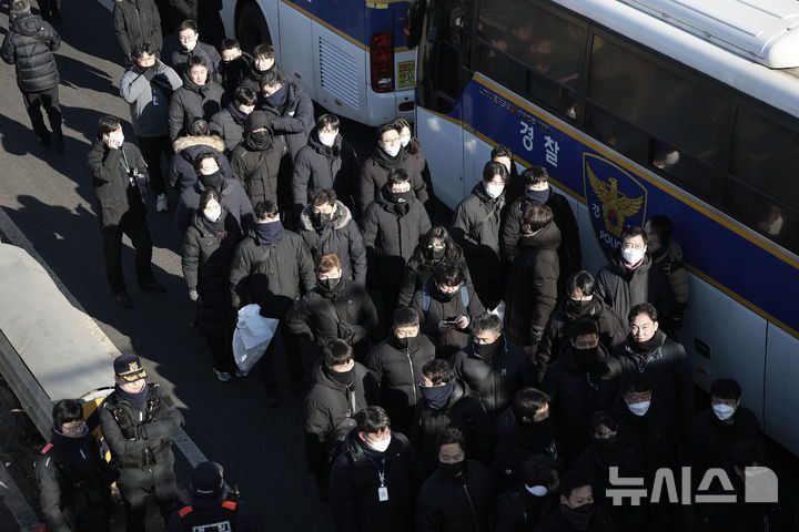 [서울=뉴시스] 정병혁 기자 = 윤석열 대통령에 대한 체포 영장집행을 마친 경찰과 공수처 관계자들이 15일 서울 용산구 대통령 관저에서 철수하고 있다. jhope@newsis.com