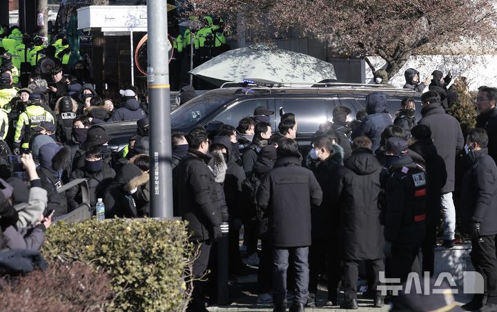 [서울=뉴시스] 정병혁 기자 = 고위공직자범죄수사처(공수처)와 경찰이 윤석열 대통령에 대한 2차 체포영장을 집행한 15일 윤 대통령 등이 탑승한 것으로 추정된 차량이 서울 용산구 한남동 관저를 나서고 있다. 2025.01.15. jhope@newsis.com