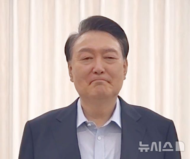 [서울=뉴시스] 조수정 기자 = 윤석열 대통령이 고위공직자범죄수사처와 경찰이 체포영장 재집행에 나선 15일 관저에서 촬영된 것으로 보이는 영상을 통해 '국민께 드리는 말씀' 제하의 대국민 담화를 발표하고 있다. (사진=대통령실 제공 영상 캡처) 2025.01.15. chocrystal@newsis.com