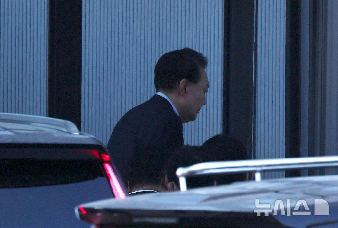 [과천=뉴시스] 추상철 기자 = 고위공직자범죄수사처(공수처)와 경찰에 의해 체포된 윤석열 대통령이 15일 오전 조사를 받기 위해 경기도 정부과천청사 공수처로 들어서고 있다. (공동취재) 2025.01.15. photo@newsis.com