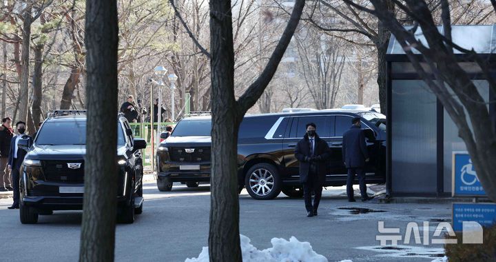 [과천=뉴시스] 김근수 기자 = 15일 한남동 관저에서 체포된 윤석열 대통령을 태운 차량이 정부과천청사 고위공직자수사처로 들어서고 있다. (공동취재) 2025.01.15. photo@newsis.com