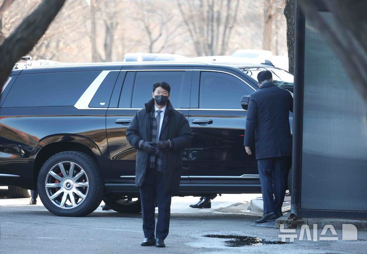 [과천=뉴시스] 김근수 기자 = 15일 한남동 관저에서 체포된 윤석열 대통령을 태운 차량이 정부과천청사 고위공직자수사처로 들어서고 있다. (공동취재) 2025.01.15. photo@newsis.com