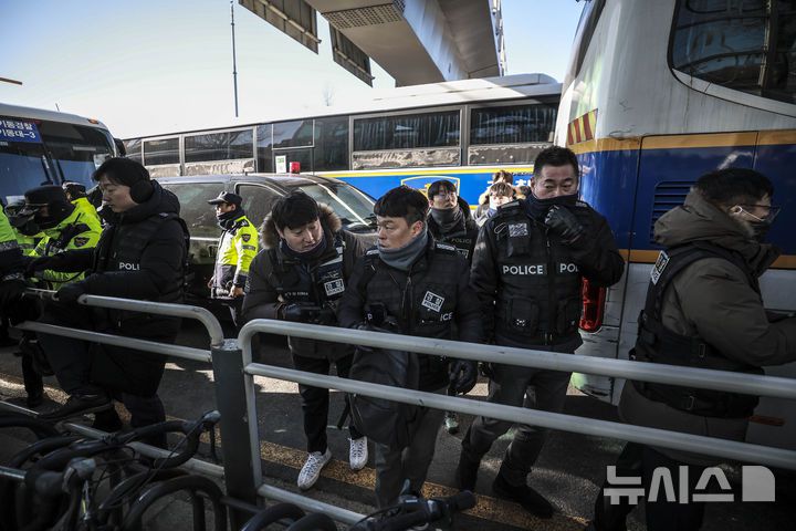 [서울=뉴시스] 정병혁 기자 = 윤석열 대통령에 대한 체포 영장집행을 마친 경찰과 공수처 관계자들이 15일 서울 용산구 대통령 관저에서 철수하고 있다. jhope@newsis.com