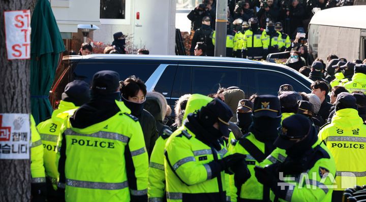 [서울=뉴시스] 고범준 기자 = 윤석열 대통령에 대한 2차 체포영장 집행이 끝난 15일 서울 용산구 대통령 관저에서 윤 대통령 탑승 추정 차량이 관저 밖으로 이동하고 있다. 2025.01.15. bjko@newsis.com