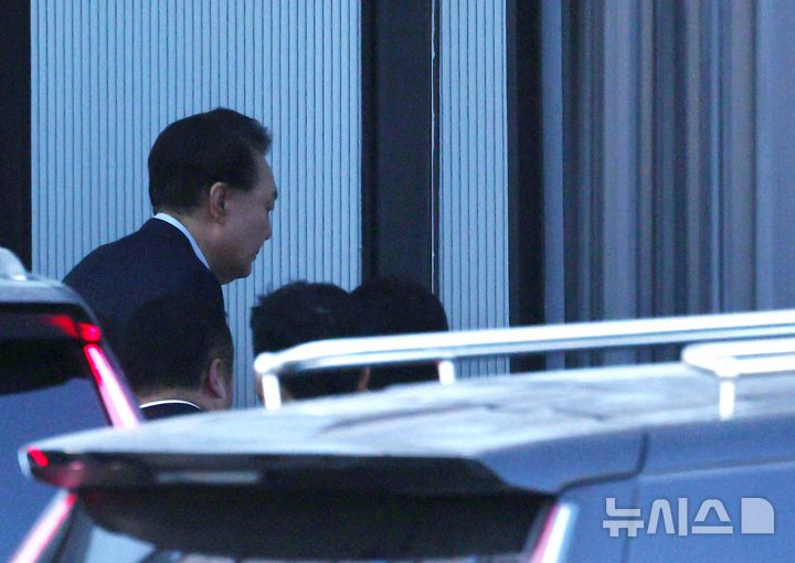 [과천=뉴시스] 김근수 기자 = 윤석열 대통령 2차 체포영장 집행이 진행된 지난해 1월 과천청사 공수처 청사로 윤 대통령이 출석하고 있다. (공동취재) 2025.01.15. photo@newsis.com