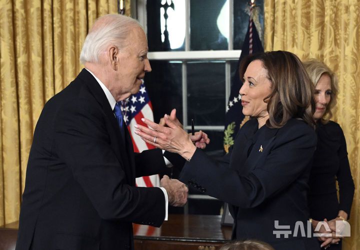 [워싱턴=AP/뉴시스] 조 바이든 미국 대통령이 15일(현지시간) 백악관 집무실에서 고별 연설을 마친 뒤 카멀라 해리스 부통령과 포옹하고 있다. 2025.01.16.