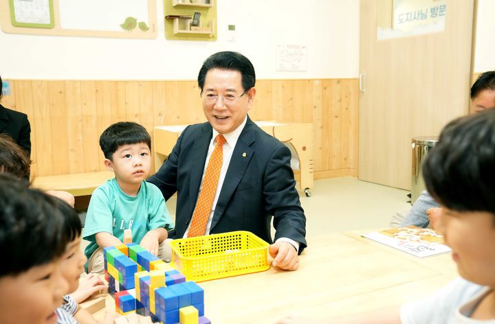 [화순=뉴시스] 김영록 전남도지사 화순형 24시 어린이집 방문.    *재판매 및 DB 금지