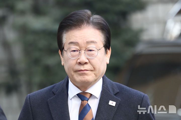 [서울=뉴시스] 김명년 기자 = 이재명 더불어민주당 대표가 17일 오전 서울 서초구 중앙지방법원에서 열린 '대장동 배임 및 성남FC 뇌물 의혹' 64차 공판에 출석하고 있다. 2025.01.17. kmn@newsis.com