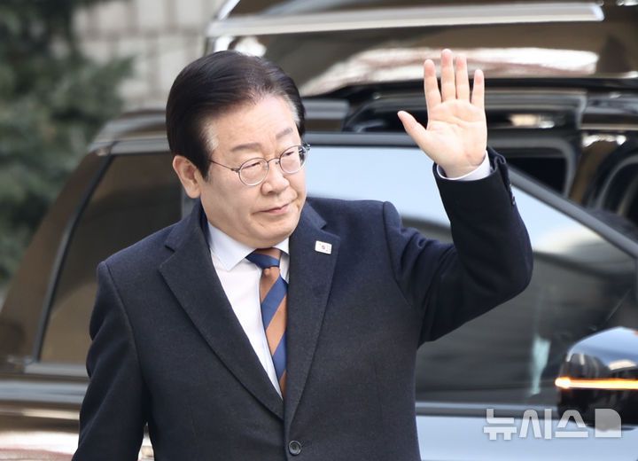 [서울=뉴시스] 김명년 기자 = 이재명 더불어민주당 대표가 17일 오전 서울 서초구 중앙지방법원에서 열린 '대장동 배임 및 성남FC 뇌물 의혹' 64차 공판에 출석하며 지지자들에게 손을 들어 인사하고 있다. 2025.01.17. kmn@newsis.com