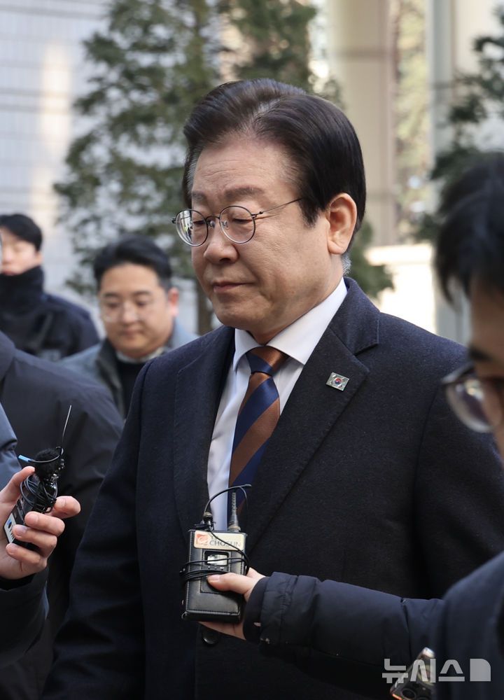 [서울=뉴시스] 김명년 기자 = 이재명 더불어민주당 대표가 17일 오전 서울 서초구 중앙지방법원에서 열린 '대장동 배임 및 성남FC 뇌물 의혹' 64차 공판에 출석하고 있다. 2025.01.17. kmn@newsis.com