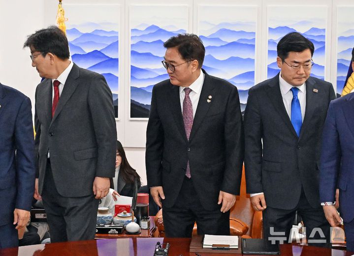 [서울=뉴시스] 조성우 기자 = 우원식 국회의장이 지난달 17일 서울 여의도 국회에서 열린 국회의장 주재 여야 원내대표 회동 시작에 앞서 기념촬영을 마친뒤 자리로 이동하고 있다. 사진 왼쪽부터 권성동 국민의힘 원내대표, 우 의장, 박찬대 더불어민주당 원내대표. (공동취재) 2025.02.09. photo@newsis.com