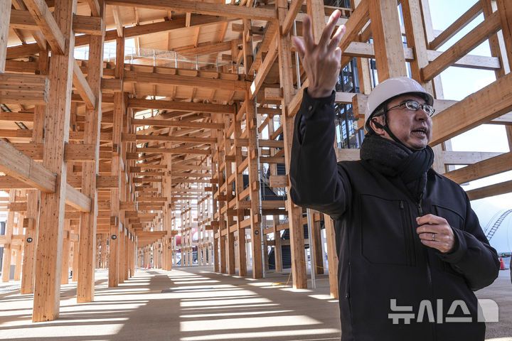 [오사카=AP/뉴시스] 사진은 지난 1월17일 일본 오사카 유메시마섬에서 열린 2025 오사카·간사이 엑스포 미디어 투어에서 '그랜드 링' 아래에서 취재진과 이야기하는 디자인 프로듀서. 2025.04.11.