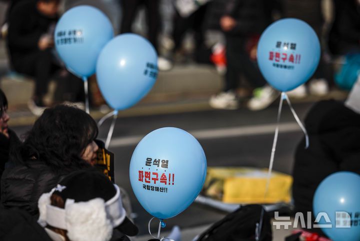 [서울=뉴시스] 정병혁 기자 = 18일 서울 종로구 동십자각 앞에서 열린 윤석열 즉각 퇴진 사회대개혁, 범시민대행진에서 참가자들이 구호를 외치고 있다. 2025.01.18. jhope@newsis.com