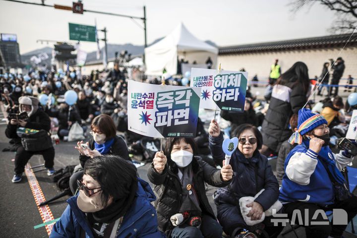 [서울=뉴시스] 정병혁 기자 = 18일 서울 종로구 동십자각 앞에서 열린 윤석열 즉각 퇴진 사회대개혁, 범시민대행진에서 참가자들이 구호를 외치고 있다. 2025.01.18. jhope@newsis.com
