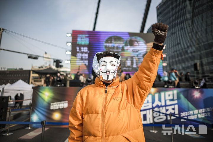 [서울=뉴시스] 정병혁 기자 = 18일 서울 종로구 동십자각 앞에서 열린 윤석열 즉각 퇴진 사회대개혁, 범시민대행진에서 참가자들이 구호를 외치고 있다. 2025.01.18. jhope@newsis.com