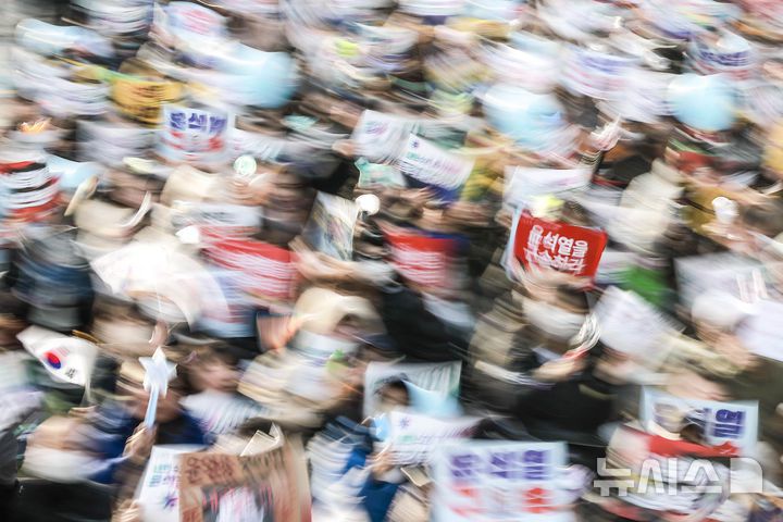 [서울=뉴시스] 정병혁 기자 = 18일 서울 종로구 동십자각 앞에서 열린 윤석열 즉각 퇴진 사회대개혁, 범시민대행진에서 참가자들이 구호를 외치고 있다. 2025.01.18. jhope@newsis.com