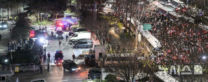 [서울=뉴시스] 김근수 기자 = 내란 수괴와 직권남용 등의 혐의를 받는 윤석열 대통령의 구속 전 피의자 심문(영장실질심사)가 종료된 18일 서울 마포구 서울서부지방법원에서 윤 대통령이 탑승한 호송차량이 법원을 나서고 있다. (공동취재) 2025.01.18. photo@newsis.com