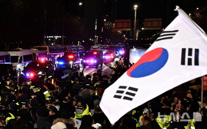 [서울=뉴시스] 김근수 기자 = 내란 수괴와 직권남용 등의 혐의를 받는 윤석열 대통령의 구속 전 피의자 심문(영장실질심사)이 종료된 18일 서울 마포구 서울서부지방법원에서 윤 대통령이 탑승한 호송차량이 법원을 나와 서울구치소를 향하고 있다. (공동취재) 2025.01.18. photo@newsis.com