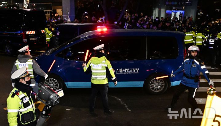 [서울=뉴시스] 김근수 기자 = 내란 수괴와 직권남용 등의 혐의를 받는 윤석열 대통령의 구속 전 피의자 심문(영장실질심사)이 종료된 18일 서울 마포구 서울서부지방법원에서 윤 대통령이 탑승한 호송차량이 법원을 나와 서울구치소를 향하고 있다. (공동취재) 2025.01.18. photo@newsis.com