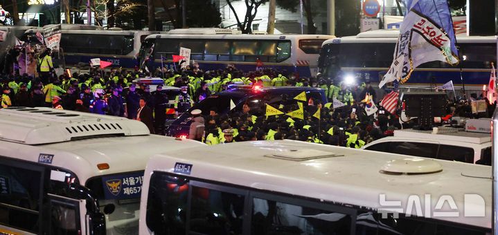 [서울=뉴시스] 김근수 기자 = 내란 수괴와 직권남용 등의 혐의를 받는 윤석열 대통령의 구속 전 피의자 심문(영장실질심사)이 종료된 18일 서울 마포구 서울서부지방법원에서 윤 대통령이 탑승한 호송차량이 법원을 나와 서울구치소를 향하고 있다. (공동취재) 2025.01.18. photo@newsis.com