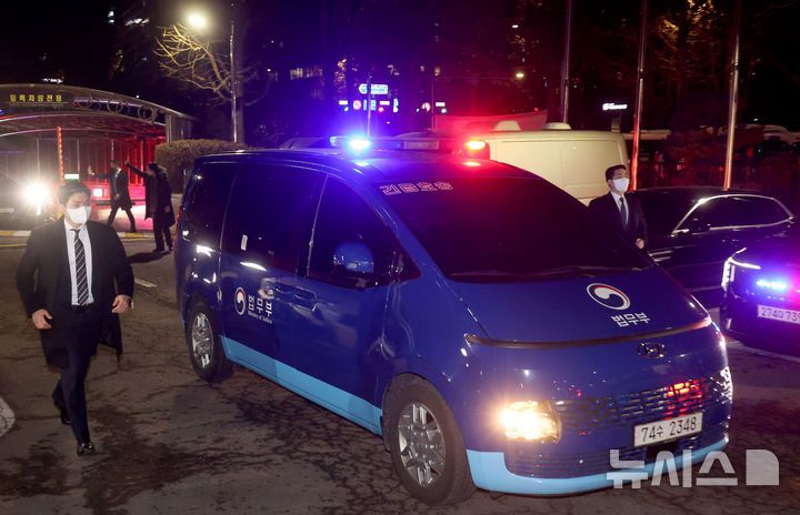 [서울=뉴시스] 김근수 기자 = 내란 수괴와 직권남용 등의 혐의를 받는 윤석열 대통령의 구속 전 피의자 심문(영장실질심사)이 종료된 18일 서울 마포구 서울서부지방법원에서 윤 대통령이 탑승한 호송차량이 법원을 나와 서울구치소를 향하고 있다. (공동취재) 2025.01.18. photo@newsis.com