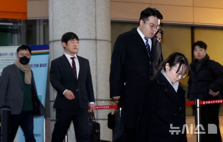 [서울=뉴시스] 김근수 기자 = 내란 수괴와 직권남용 등의 혐의를 받는 윤석열 대통령의 구속 전 피의자 심문(영장실질심사)이 종료된 18일 서울 마포구 서울서부지방법원에서 차정현 공수처 검사를 비롯한 공수처 관계자들이 법원을 나서고 있다. (공동취재) 2025.01.18. photo@newsis.com