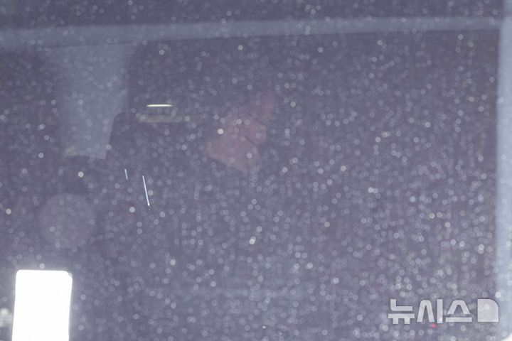 [서울=뉴시스] 김근수 기자 =윤석열 대통령이 구속 전 피의자심문(영장실질심사)에 출석한 18일 서울 마포구 서울서부지방법원에서 출발한 호송차 뒷좌석에 누군가 타있다.(공동취재) 2025.01.18. photo@newsis.com