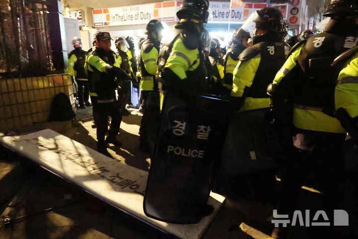 [서울=뉴시스] 조성봉 기자 = 윤석열 대통령의 구속영장이 발부된 19일 서울 마포구 서울서부지방법원의 표지판이 윤 대통령 지지자들에 의해 파손되어 있다. 2025.01.19 suncho21newsis.com