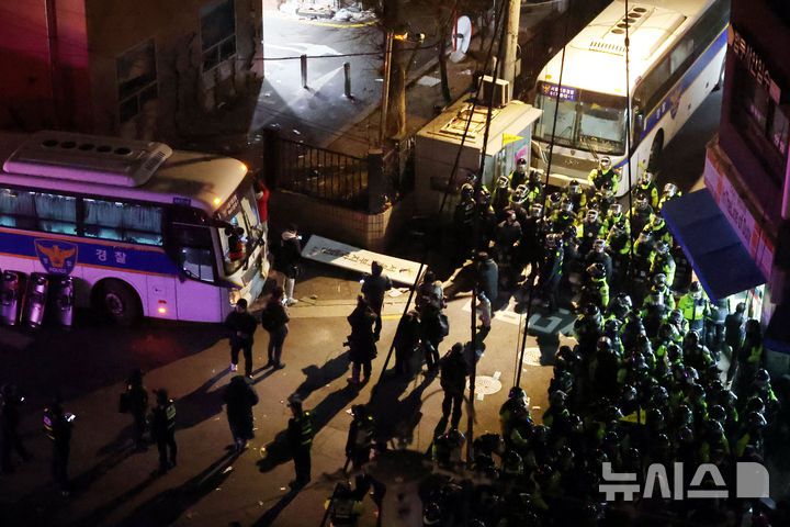 [서울=뉴시스] 조성봉 기자 = 윤석열 대통령의 구속영장이 발부된 19일 서울 마포구 서울서부지방법원에서 경찰과 윤 대통령 지지자들이 대치하고 있다. 2025.01.19 suncho21newsis.com