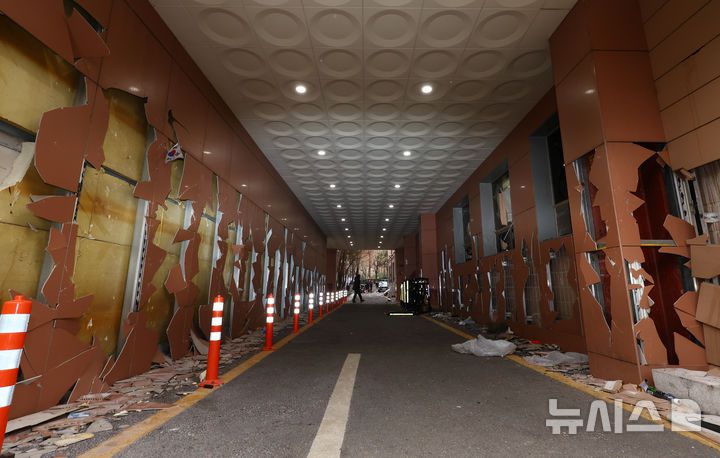 [서울=뉴시스] 황준선 기자 = 19일 윤석열 대통령 지지자들의 폭력 사태가 벌어진 서울 마포구 서울서부지방법원의 외벽과 유리창이 파손돼 있다. 2025.01.19. hwang@newsis.com