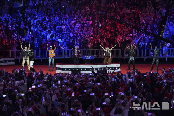 [워싱턴=AP/뉴시스] 도널드 트럼프(가운데) 미국 대통령 당선인이 19일(현지 시간) 워싱턴에서 열린 대통령 취임식 전야 집회에서 빌리지 피플의 'Y.M.C.A' 공연에 맞춰 춤추고 있다. 2025.01.20.