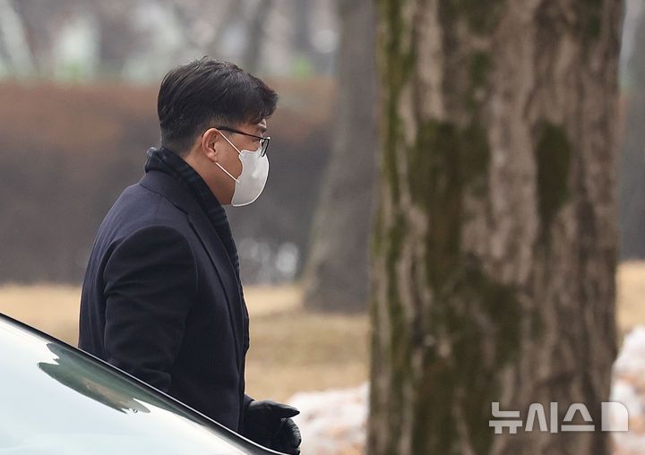 [서울=뉴시스] 김명년 기자 = 이재승 고위공직자범죄수사처(공수처) 차장이 20일 오전 경기 과천시 정부과천청사 공수처로 출근하고 있다. 2025.01.20. kmn@newsis.com