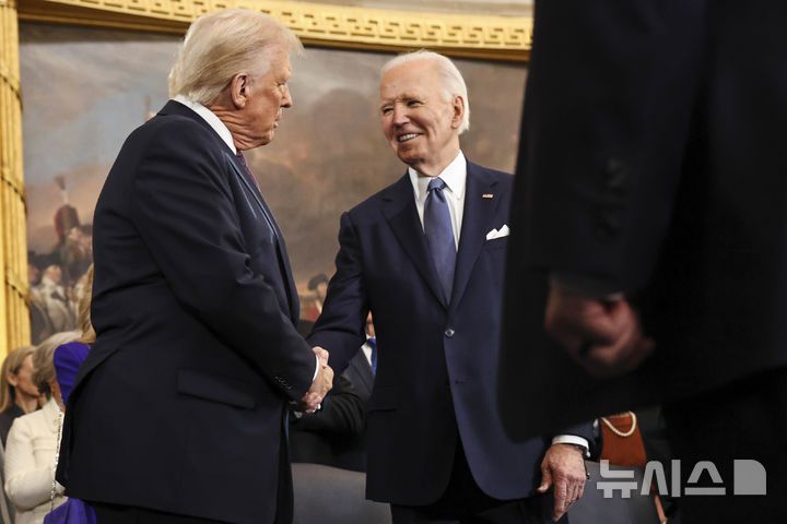 [워싱턴=AP/뉴시스] 도널드 트럼프(왼쪽) 미국 대통령 당선인이 20일(현지 시간) 본인의 제47대 대통령 취임식이 열리는 미 연방의회 의사당 로툰다 홀에 입장해 조 바이든 대통령과 악수하고 있다. 2025.01.21.