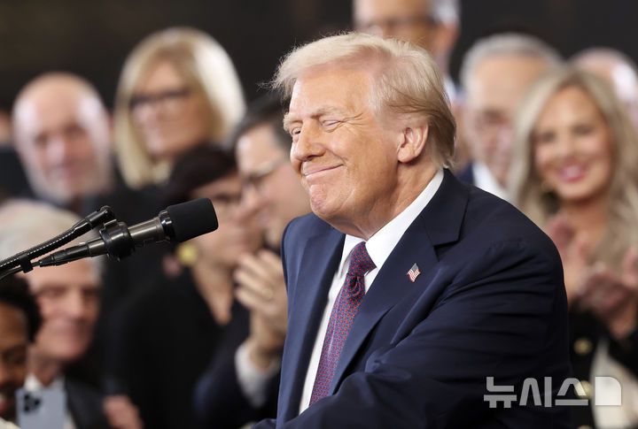 [워싱턴=AP/뉴시스] 도널드 트럼프 미국 대통령이 20일(현지 시간) 미 연방의회 의사당 로툰다 홀에서 제47대 대통령 취임 선서를 마친 후 취임사를 하고 있다. 2025.01.21.