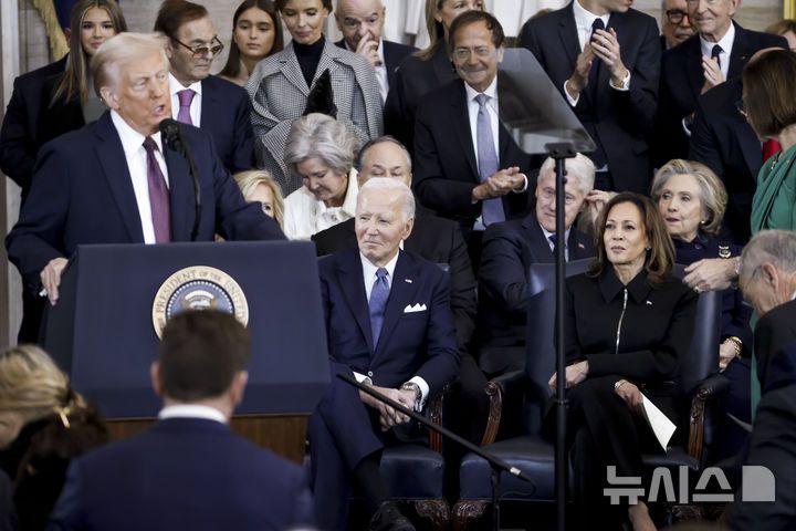 [워싱턴=AP/뉴시스] 조 바이든 전 대통령과 카멀라 해리스 전 부통령이 20일(현지 시간) 미국 워싱턴 연방의회 의사당 로툰다 홀에서 도널드 트럼프 미국 대통령 취임식에 참석해 트럼프 대통령의 취임사를 듣고 있다. 2025.01.21.