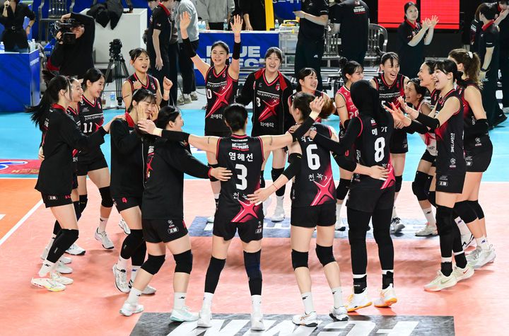 [서울=뉴시스] 프로배구 정관장 선수들이 지난 18일 대전충무체육관에서 열린 도드람 2024~2025 V-리그 여자부 경기에서 승리를 달성한 뒤 환호하고 있다. (사진=KOVO 제공) 2025.01.18. *재판매 및 DB 금지