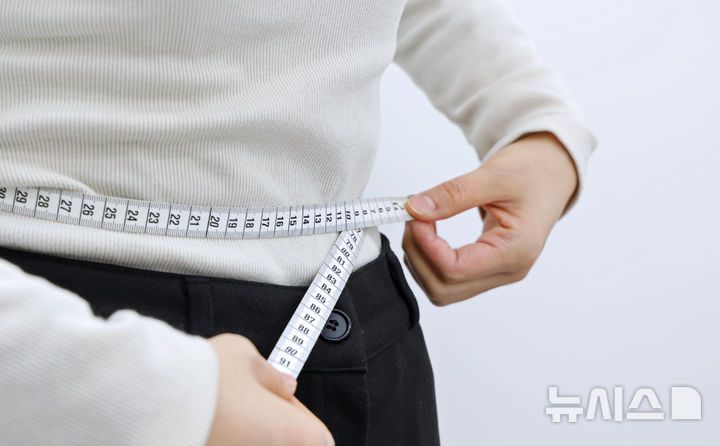 [서울=뉴시스]새해 다이어트에 성공하려면 약물·수술치료 외에도 건강한 생활습관 유지가 필수적이다. 허리둘레를 체크하며 꾸준한 관리도 효과적이다. (사진= 고려대 안암병원 제공) 2025.01.21. photo@newsis.com.